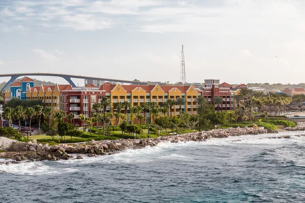 Resort colorato e ponte a Curacao — Foto Stock