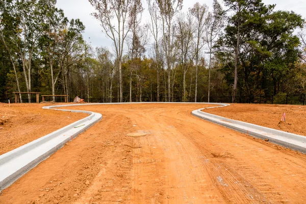 Nieuw gegoten Cement opstanden residentiële onderweg — Stockfoto