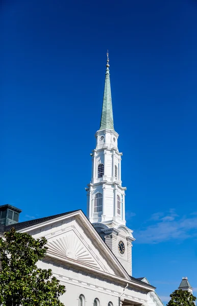 Белый крутой склон на церковь — стоковое фото