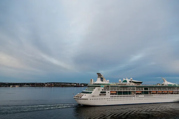 Cruiseschip haven verlaten in de schemering — Stockfoto