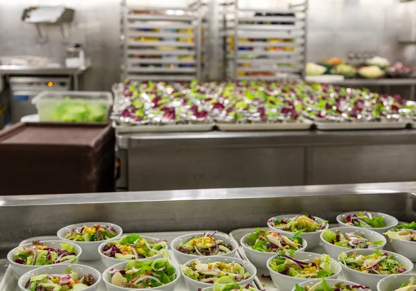 Area di preparazione dell'insalata nella cucina commerciale — Foto Stock