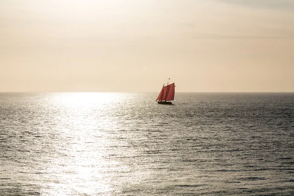 Velas vermelhas ao pôr do sol — Fotografia de Stock