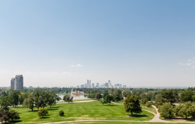 Denver manzarası ötesinde göl ve çim çim