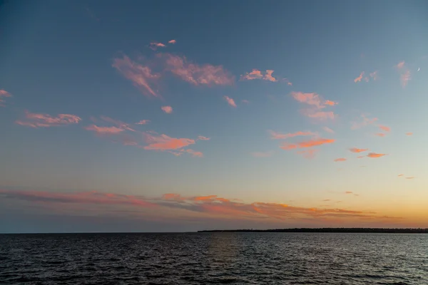 沿岸の島に沈む夕日 — ストック写真