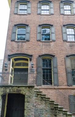 Kapı merdiven altında