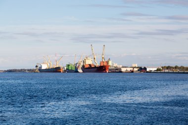 İki boş yük gemilerinden Dock