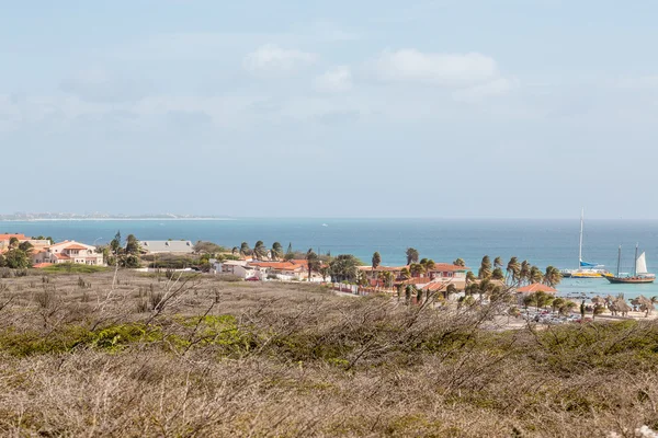 Maisons tropicales sur la côte aride — Photo