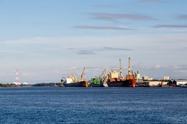 Drie vrachtschepen bij Dock — Stockfoto