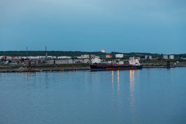 Tanker na pobřeží za soumraku — Stock fotografie