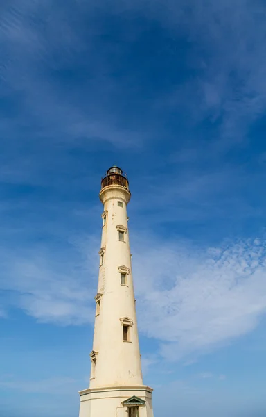 Alter Leuchtturm ragt in den Himmel — Stockfoto