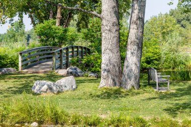 Tezgah ve köprü ile huzurlu Park