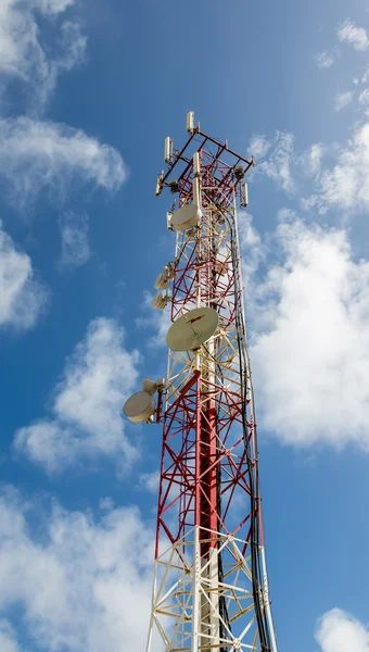 Rote und weiße-Funkturm — Stockfoto