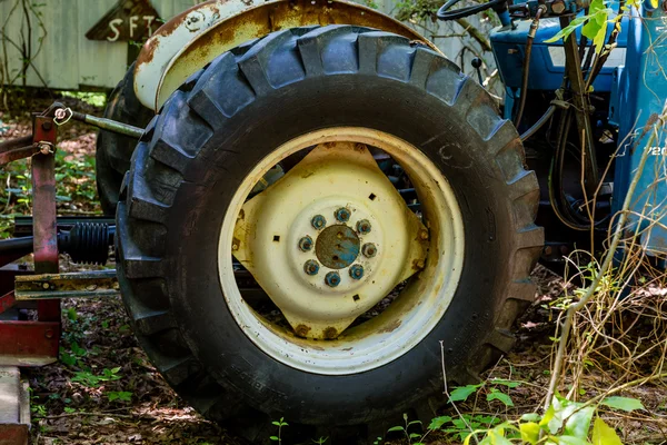 Neumático viejo tractor — Foto de Stock