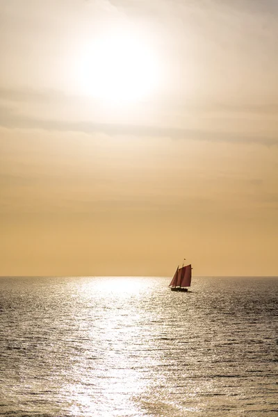 黄金の夕日に赤い帆 — ストック写真