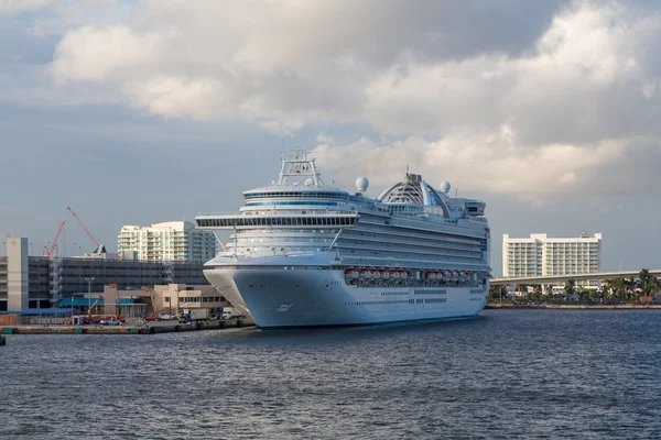 Navire de croisière au port avec bâtiments en arrière-plan — Photo