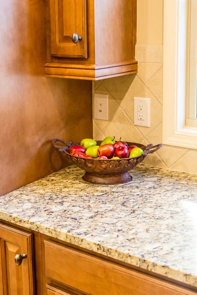 Apple Bowl on Granite Countertop — Stock Photo, Image