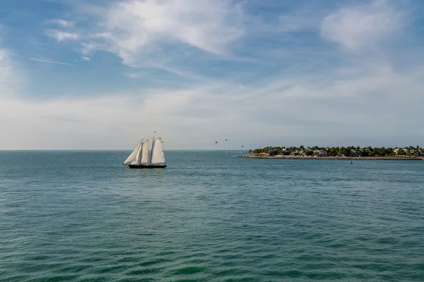 アクア水に 3 つの白い帆 — ストック写真