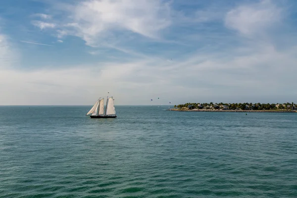 Tři bílé plachty na Aqua voda — Stock fotografie