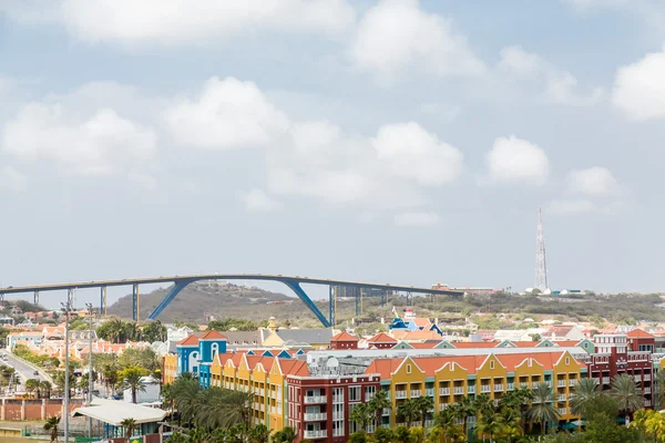 Resort colorato sotto il ponte blu su Curacao — Foto Stock