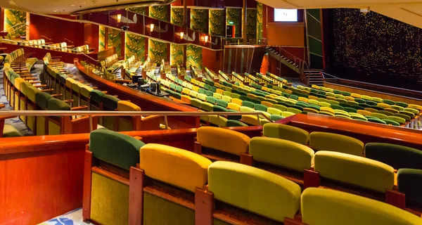 Assentos de teatro verde e amarelo — Fotografia de Stock