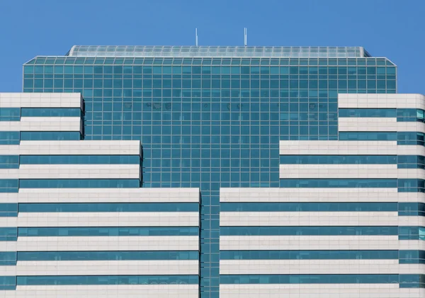 Bandes de pierre sur le bâtiment en verre bleu — Photo