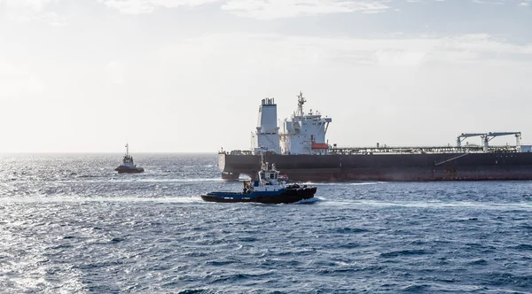 Holowniki cysterną na Sunny Sea — Zdjęcie stockowe