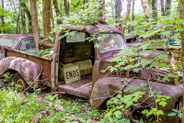 Pickup mit Enden-Schild — Stockfoto