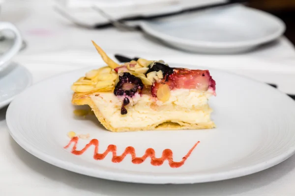 Bolo de queijo com cobertura de frutas — Fotografia de Stock