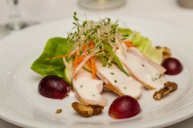 Dilimlenmiş tavuk ve üzüm meze salata