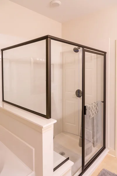 Chuveiro de vidro transparente em novo banheiro — Fotografia de Stock