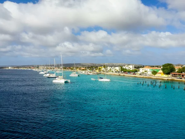 Reihe von Segelbooten entlang der Küste von Belize — Stockfoto