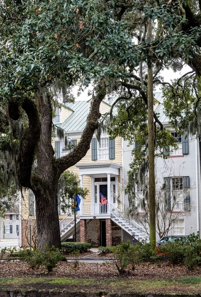 Bandiere sulla tradizionale casa del sud a Savannah — Foto Stock