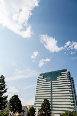 Modern ofis Kulesi parlak gökyüzü altında