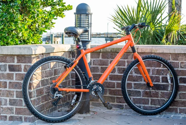 Naranja bicicleta por pared de ladrillo —  Fotos de Stock