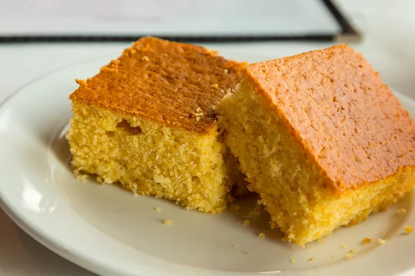 Duas partes de Cornbread Closeup — Fotografia de Stock