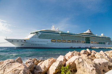 Deniz kenarındaki sete ötesinde Curacao demirleyen gemi cruise