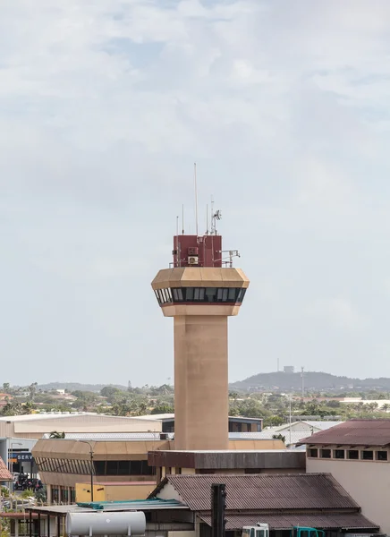 空の下の小さな空港で管制塔 — ストック写真