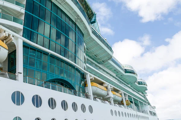 Mur de verre dans le bateau de croisière de luxe — Photo