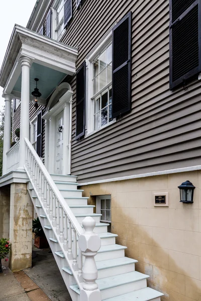 Étapes en bois blanc sur la maison de revêtement gris — Photo