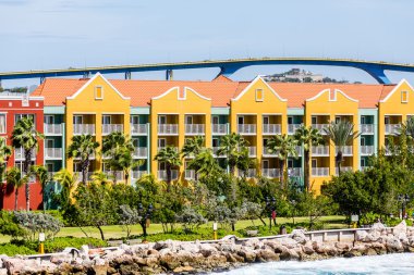 Renkli Curacao Resort yüksek köprü altında