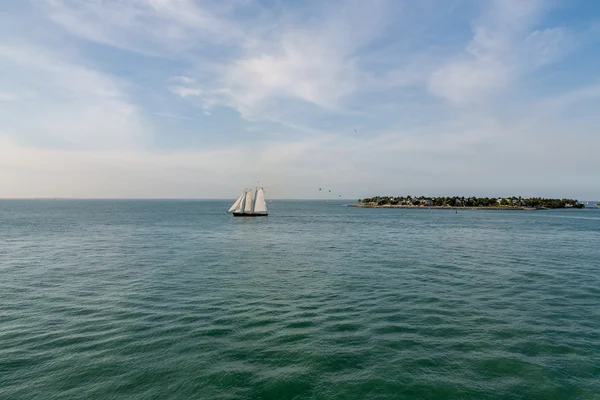 Twee masten zeilboot op rust Bay — Stockfoto