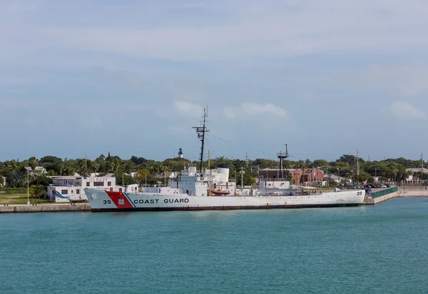 Coast Guard fartyget på oss Navy Station — Stockfoto