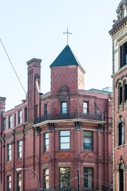 Ferforje eski tuğla bina