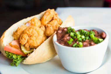 Yemek karides Poboy ve siyah fasulye