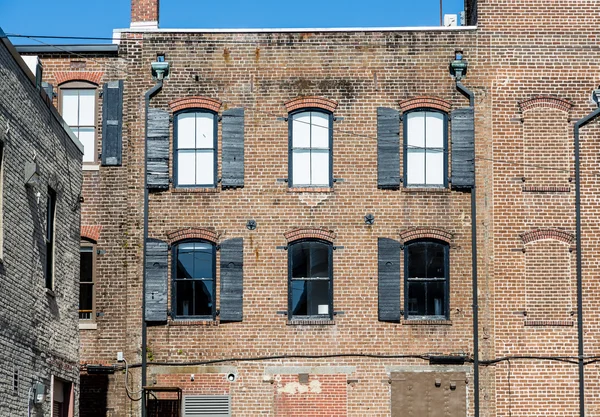 Donkere ramen in oude bakstenen gebouw — Stockfoto