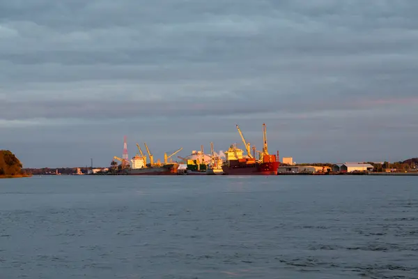 Вантажне судно і танкер у сутінках — стокове фото