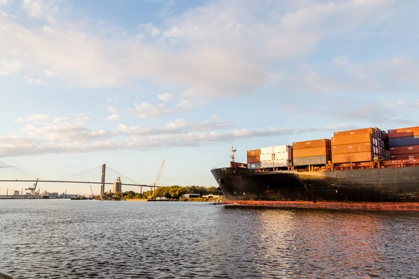 Carga completa que se dirige hacia el puente — Foto de Stock