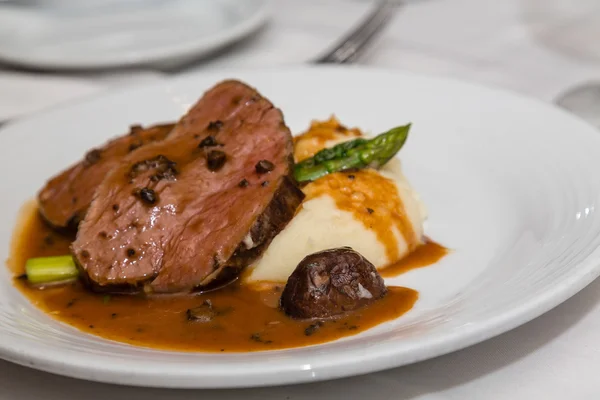 Sliced Beef with Mushroom Gravy on Mashed Potatoes — Stock Photo, Image