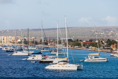 Birçok yelkenli ve Bonaire yatlar