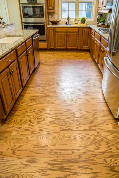 Glanzende hardhouten vloer in nieuwe keuken — Stockfoto